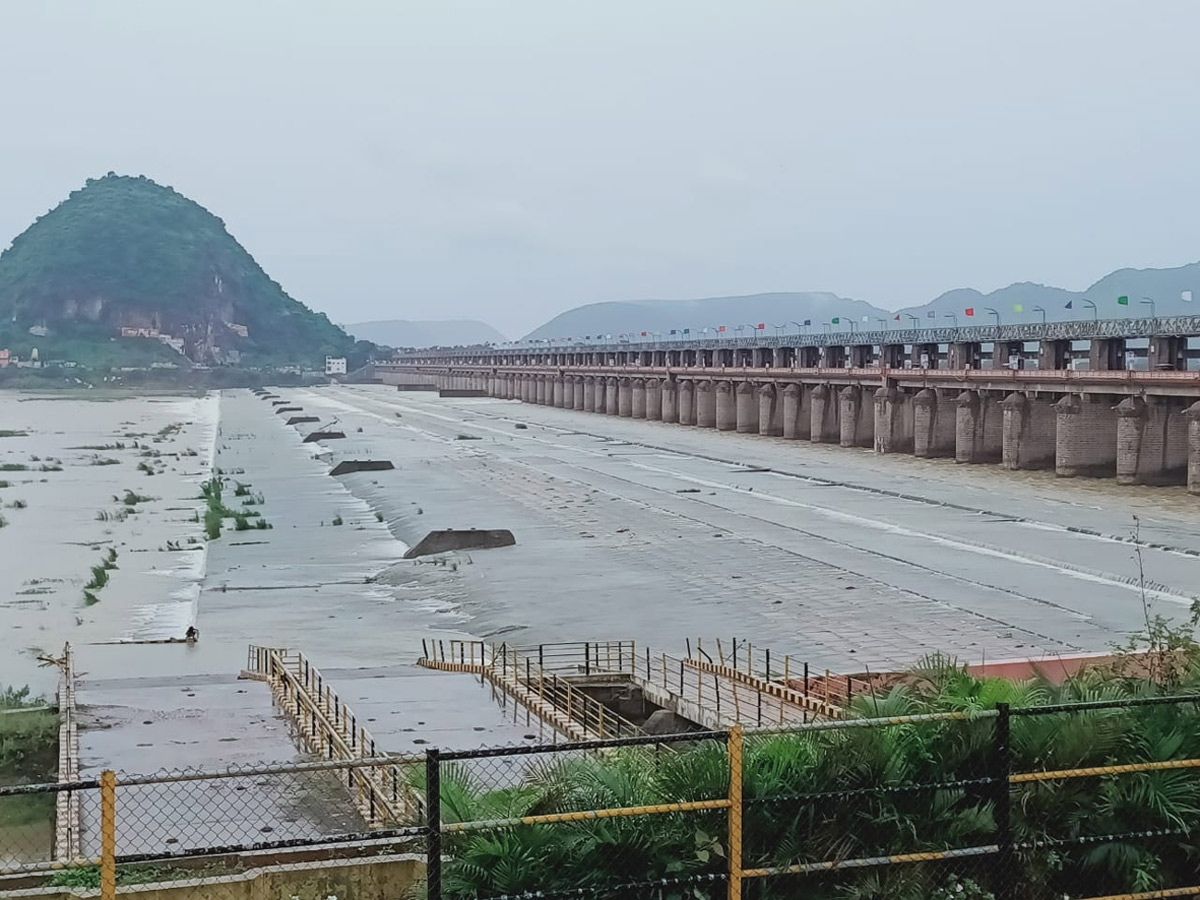 Heavy Water Inflow in Krishna Rivers vijayawada photo gallery - Sakshi3