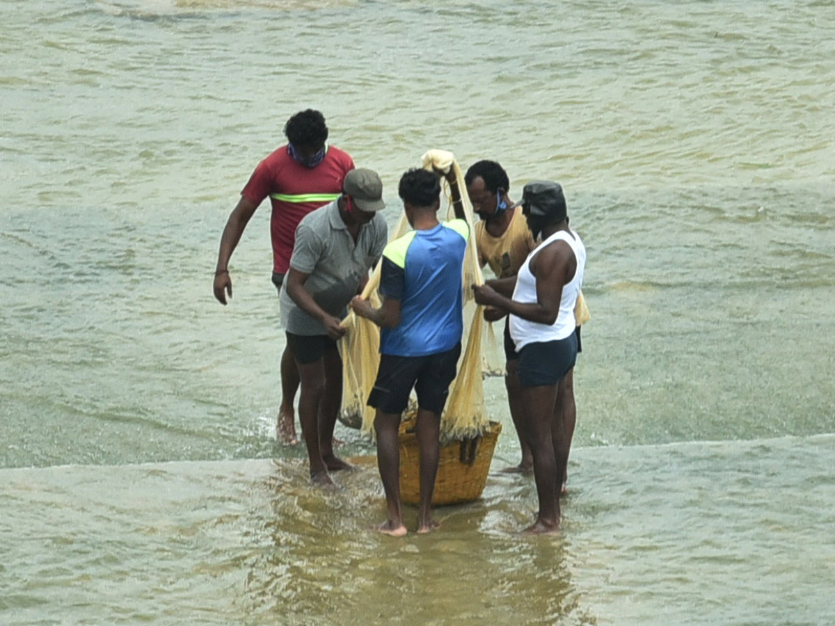 Heavy Water Inflow in Krishna Rivers vijayawada photo gallery - Sakshi4