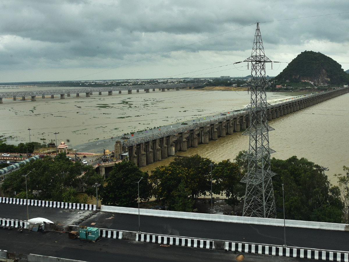 Heavy Water Inflow in Krishna Rivers vijayawada photo gallery - Sakshi6