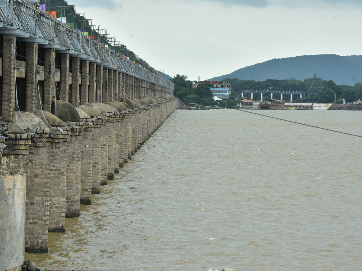 Heavy Water Inflow in Krishna Rivers vijayawada photo gallery - Sakshi7