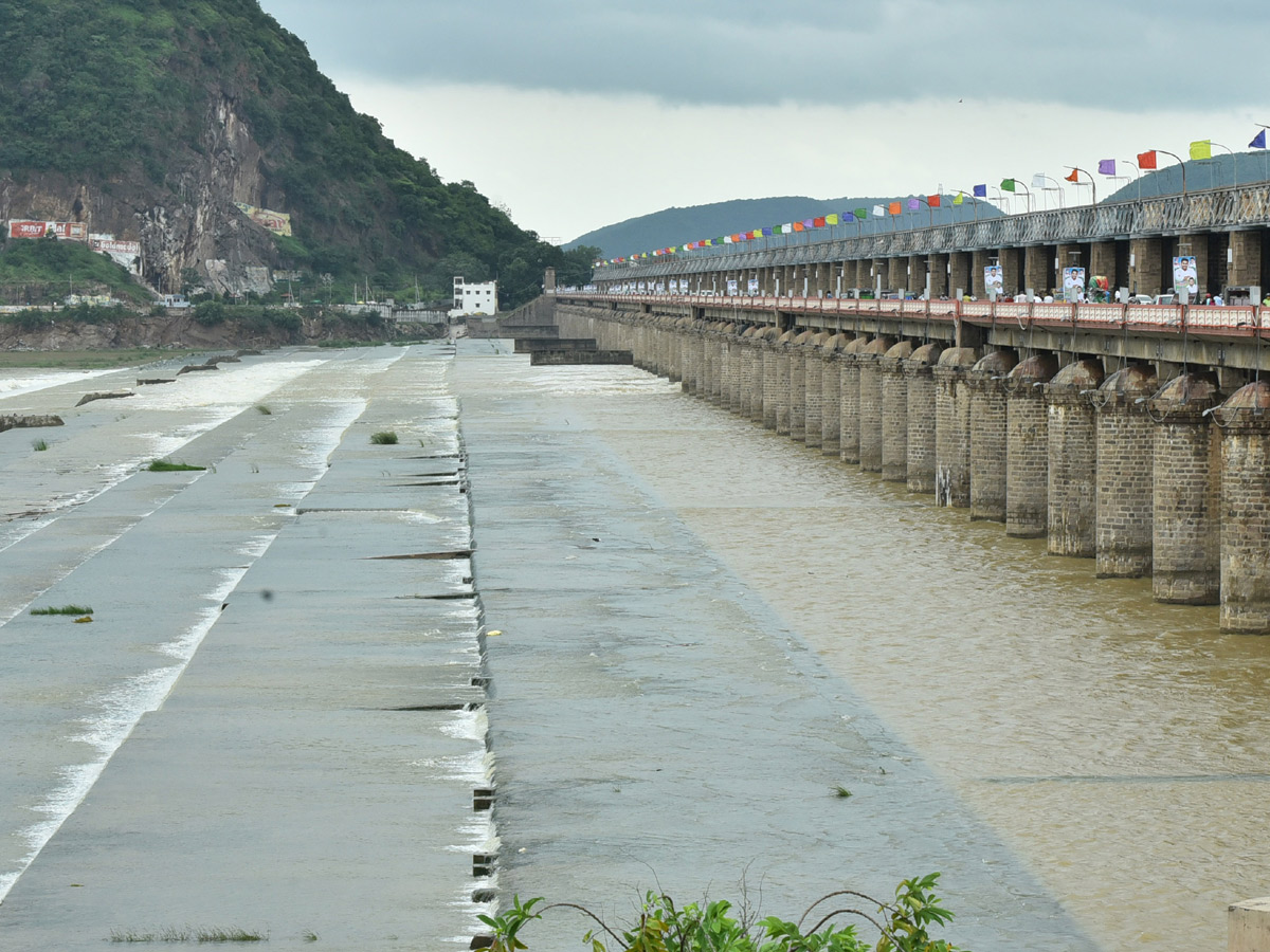 Heavy Water Inflow in Krishna Rivers vijayawada photo gallery - Sakshi8