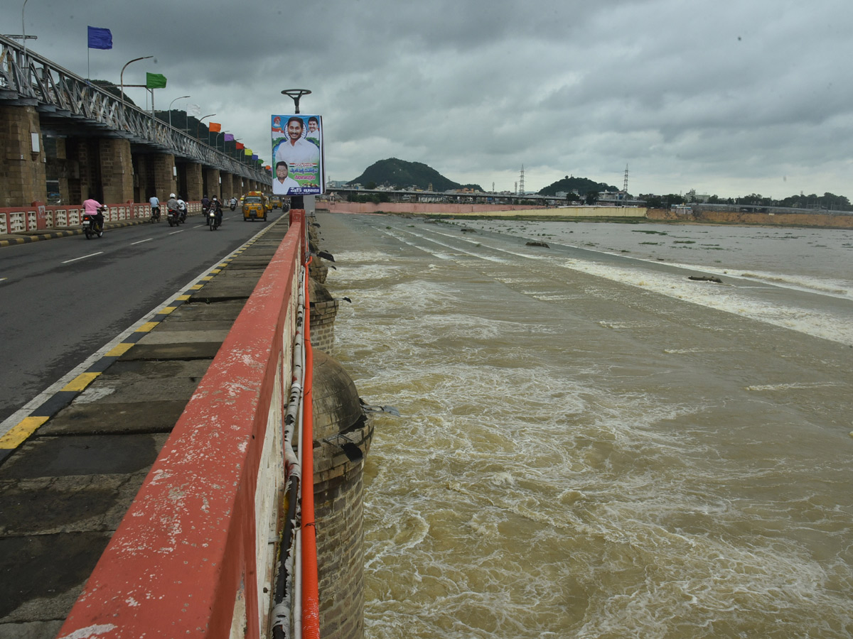 Heavy Water Inflow in Krishna Rivers vijayawada photo gallery - Sakshi9