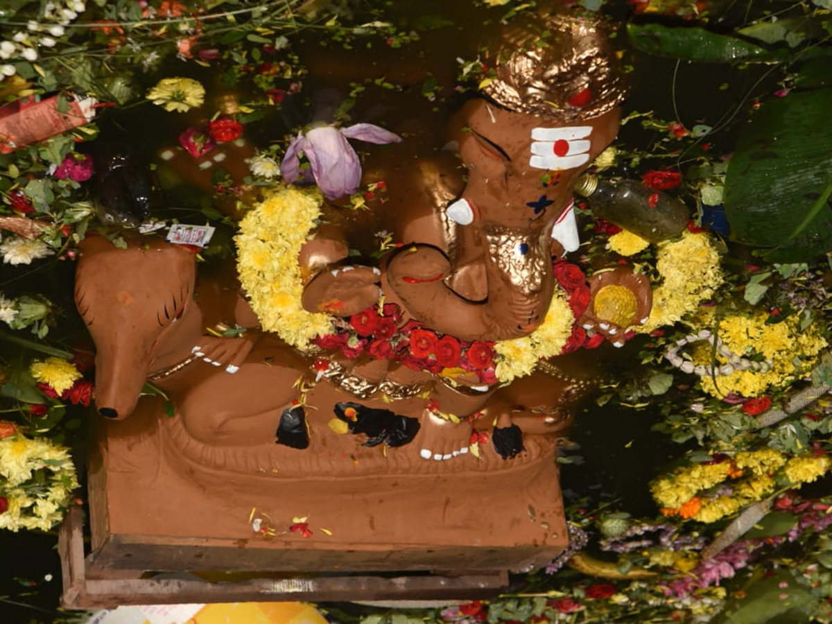 vinayaka chaturthi nimajjanam Photo Gallery - Sakshi23