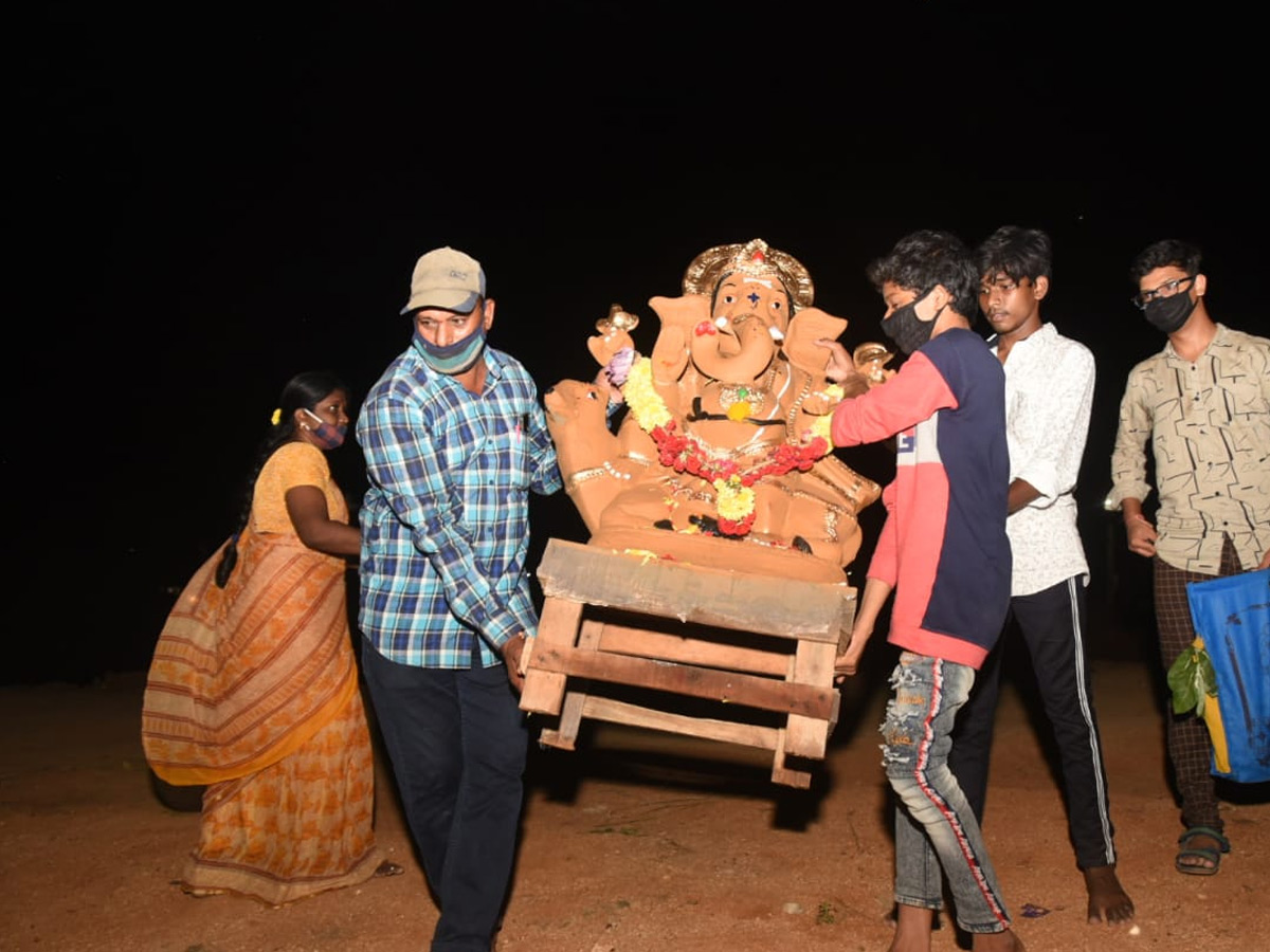 vinayaka chaturthi nimajjanam Photo Gallery - Sakshi24