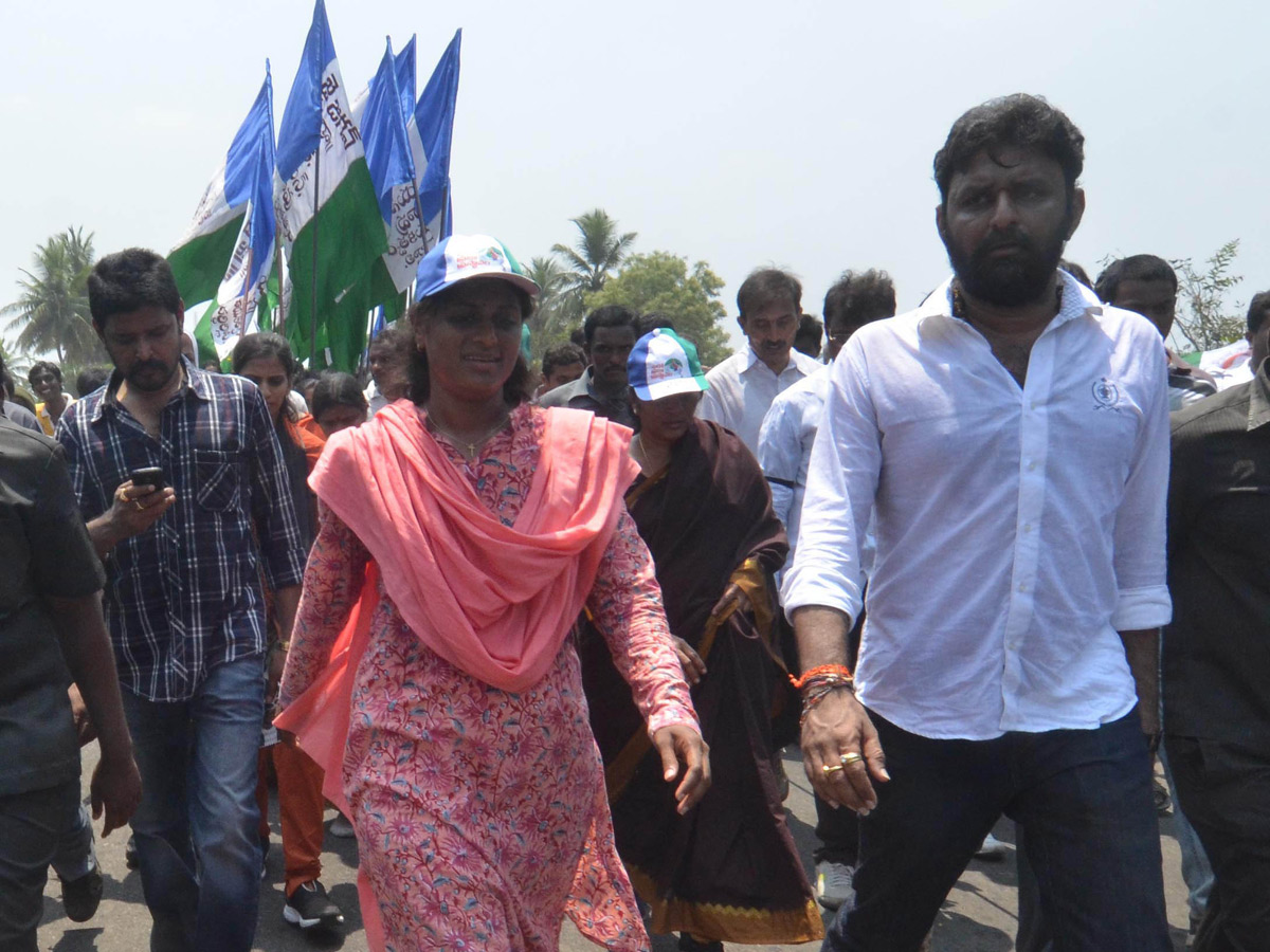 YS Sharmila Maro Praja Prasthanam Padayatra seven years completed Photo Gallery - Sakshi18