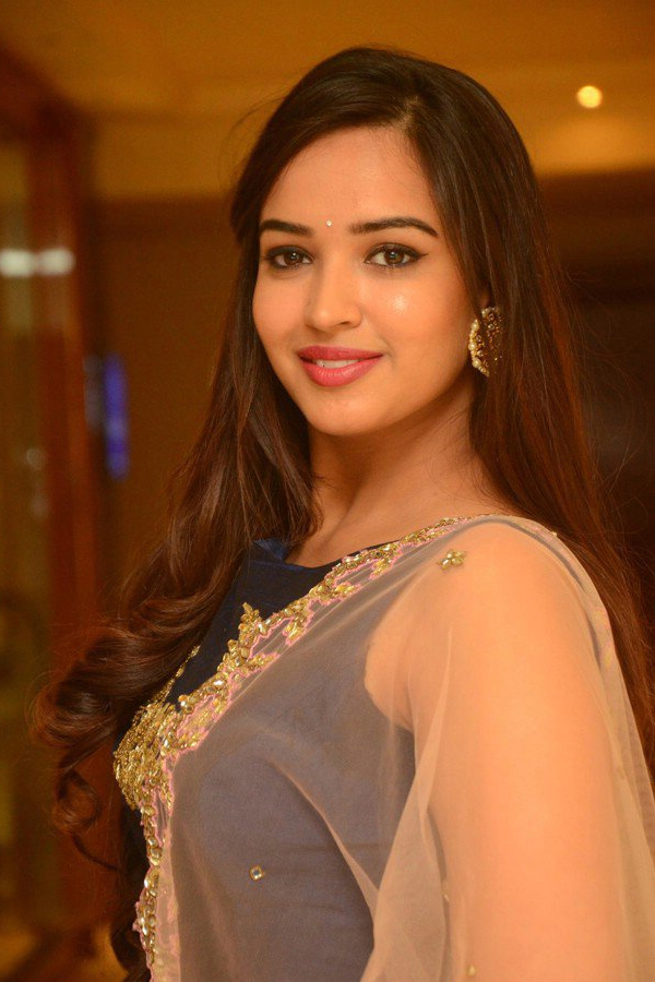 Actress Pujita Ponnada exclusive photos gallery - Sakshi21