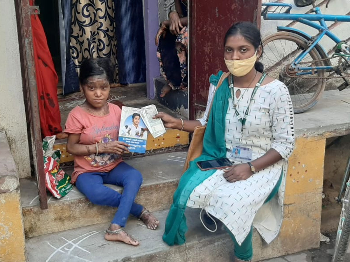 AP Volunteers Distributing Pensions To Pensioners Photo Gallery - Sakshi3