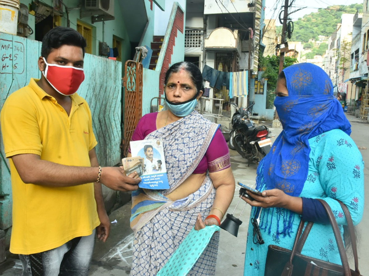 AP Volunteers Distributing Pensions To Pensioners Photo Gallery - Sakshi6