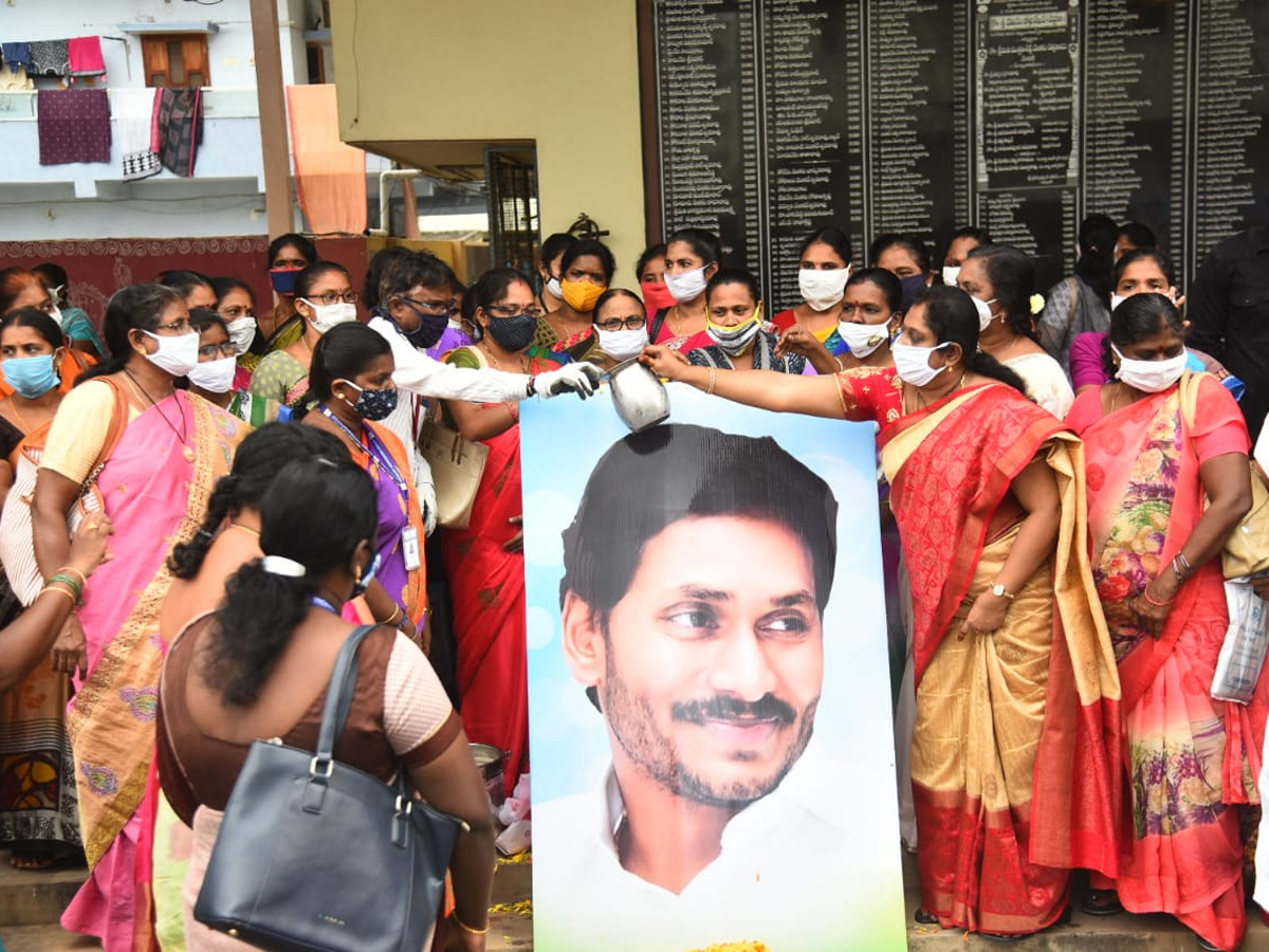 cm ys Jagan Launches ysr Asara Scheme Photo Gallery - Sakshi1