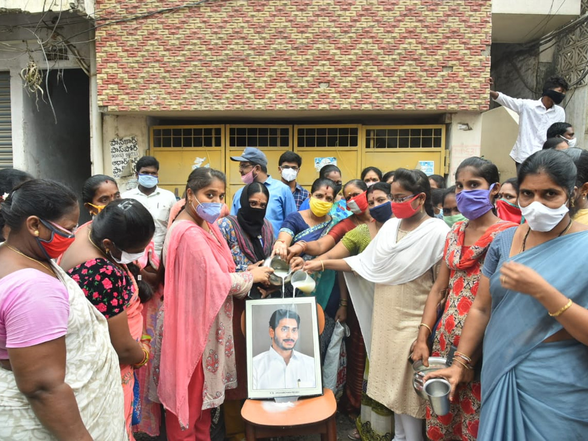 cm ys Jagan Launches ysr Asara Scheme Photo Gallery - Sakshi10