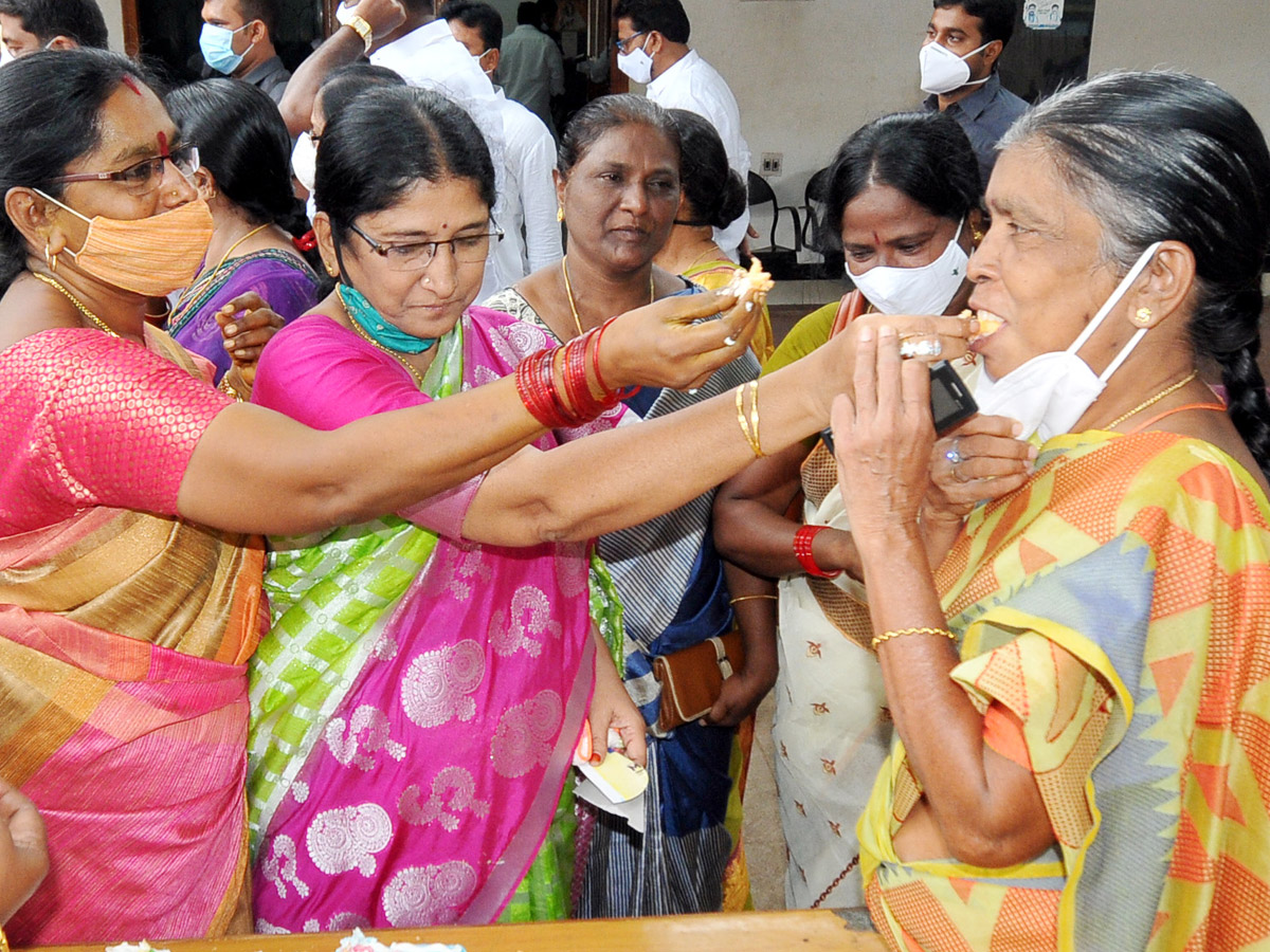 cm ys Jagan Launches ysr Asara Scheme Photo Gallery - Sakshi15