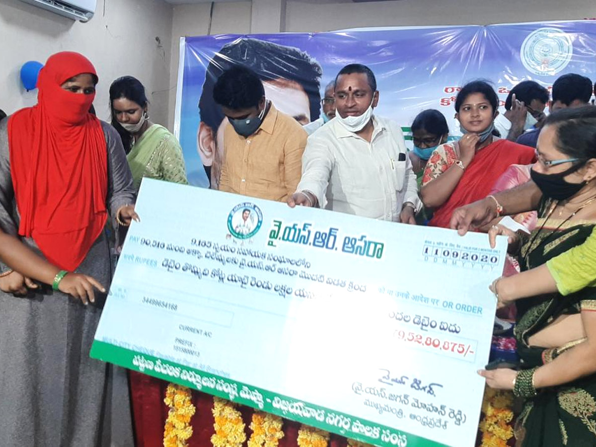 cm ys Jagan Launches ysr Asara Scheme Photo Gallery - Sakshi17