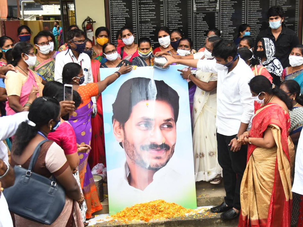 cm ys Jagan Launches ysr Asara Scheme Photo Gallery - Sakshi4