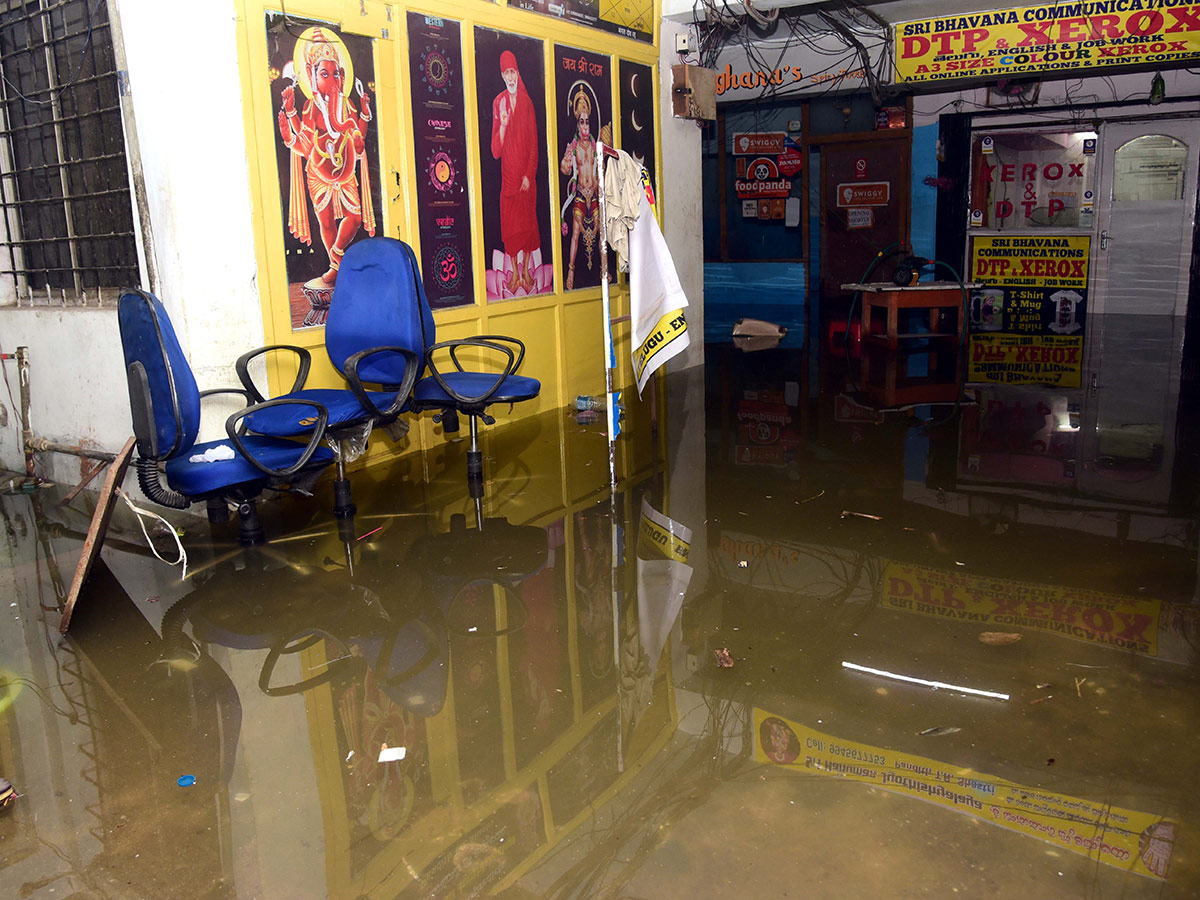 Heavy Rains in Hyderabad Photos - Sakshi15