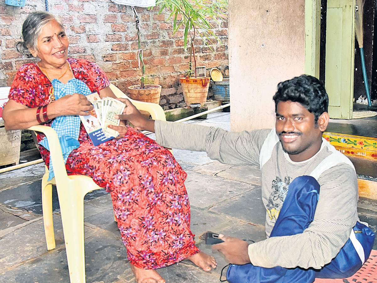 AP Volunteers Distributing Pensions To Pensioners Photo Gallery - Sakshi9