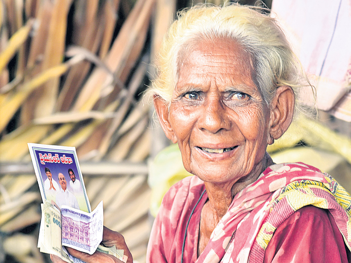 AP Volunteers Distributing Pensions To Pensioners Photo Gallery - Sakshi11