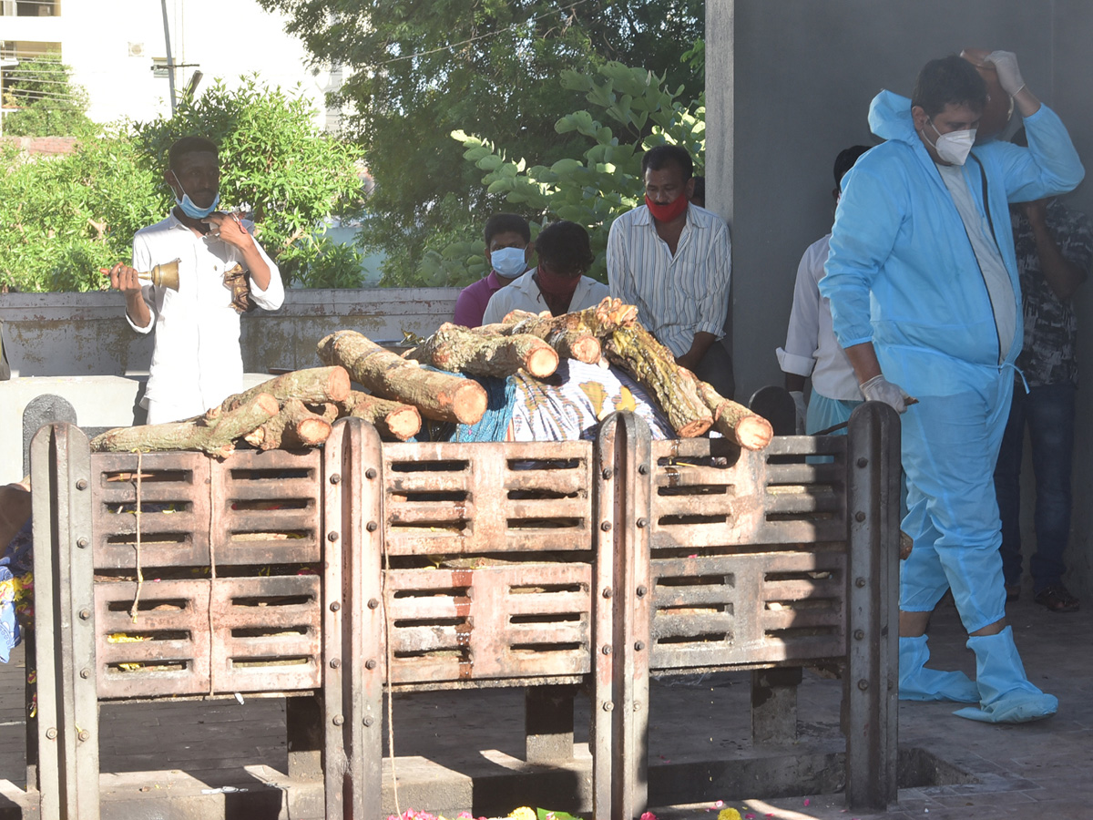 Jaya Prakash Reddys funeral ended Photo Gallery - Sakshi15