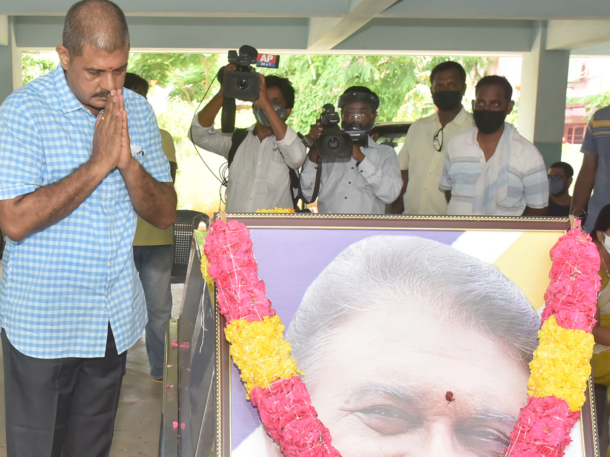Jaya Prakash Reddys funeral ended Photo Gallery - Sakshi9