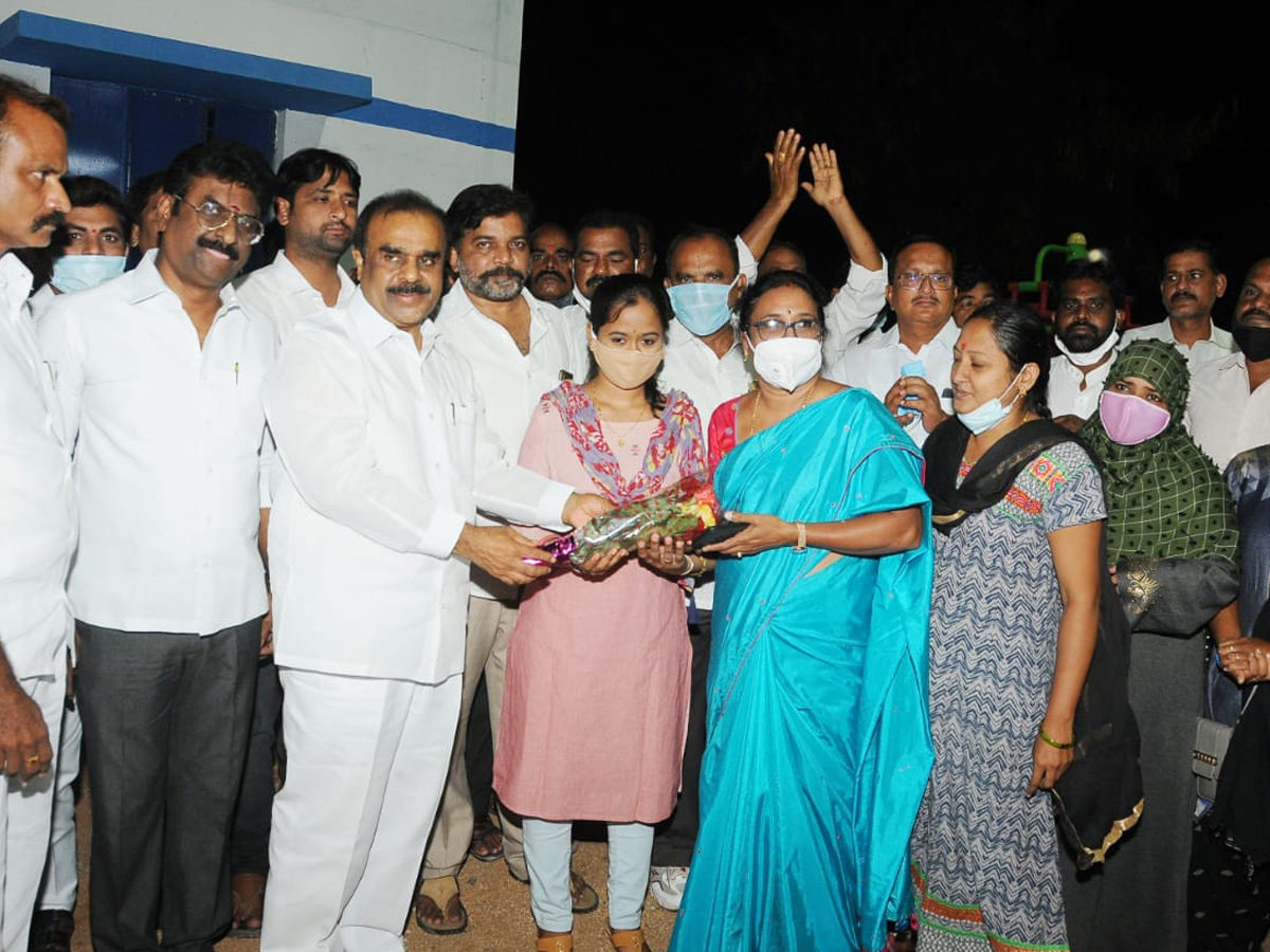 AP CM YS Jagan Clapping for Village Volunteers Photo Gallery - Sakshi9