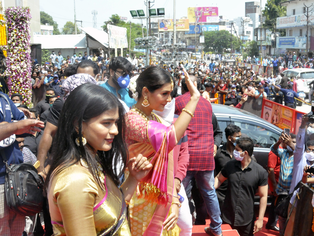 Actress Payal Rajput and Hebah Patel Inaugurates Chennai Shopping Mall IN Nizamabad Photo Gallery - Sakshi1