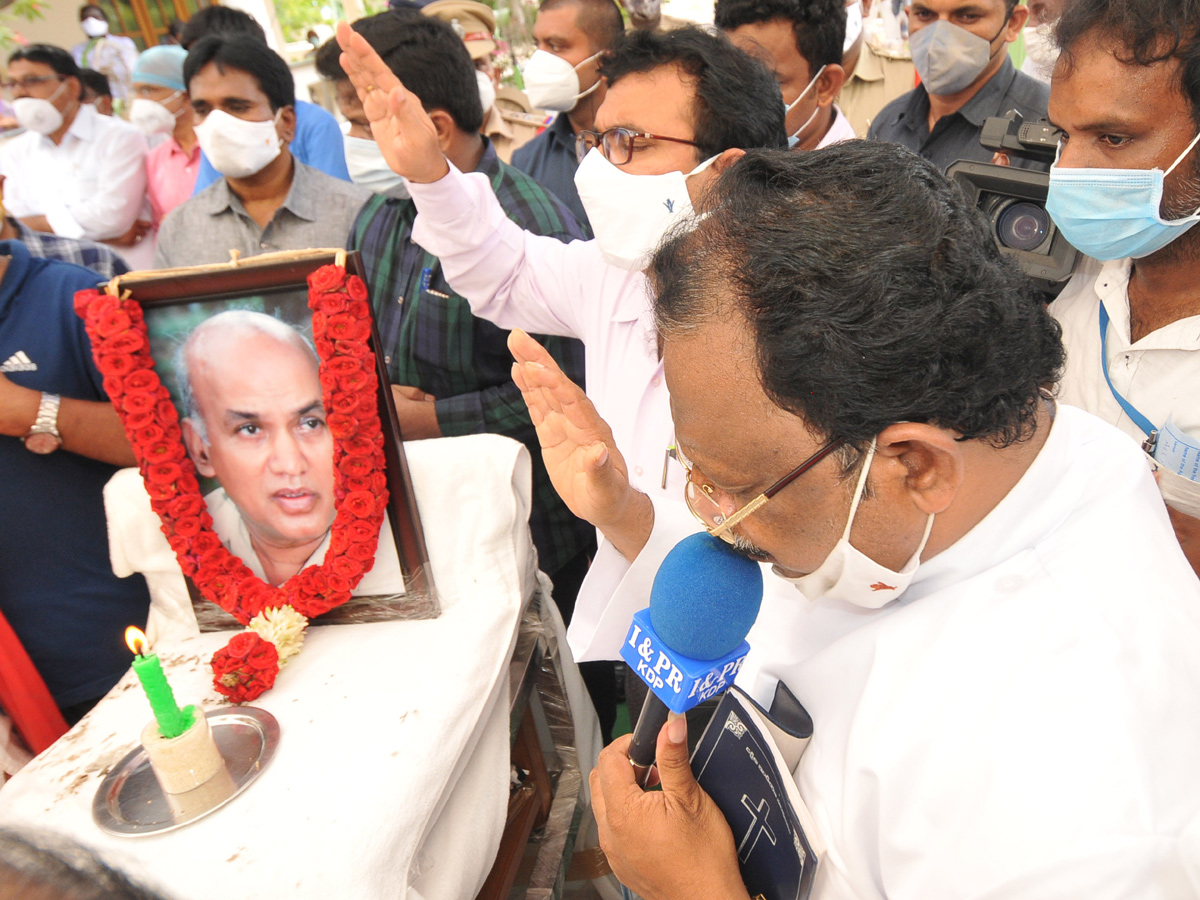 ఈసీ గంగిరెడ్డి అంత్యక్రియలు ఫొటోలు | AP CM YS Jagans Father In Law EC ...