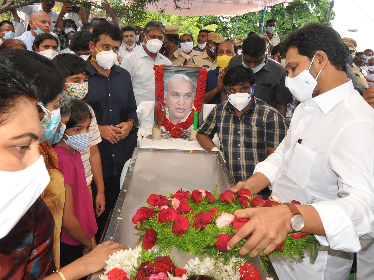 ఈసీ గంగిరెడ్డి అంత్యక్రియలు ఫొటోలు | AP CM YS Jagans Father In Law EC ...