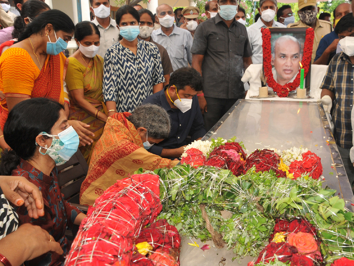 ఈసీ గంగిరెడ్డి అంత్యక్రియలు ఫొటోలు | AP CM YS Jagans Father In Law EC ...