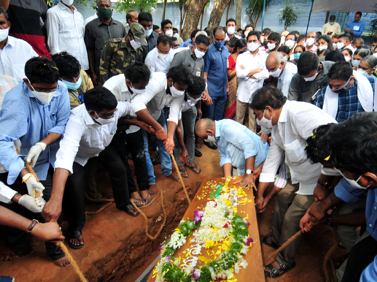ఈసీ గంగిరెడ్డి అంత్యక్రియలు ఫొటోలు | AP CM YS Jagans Father In Law EC ...