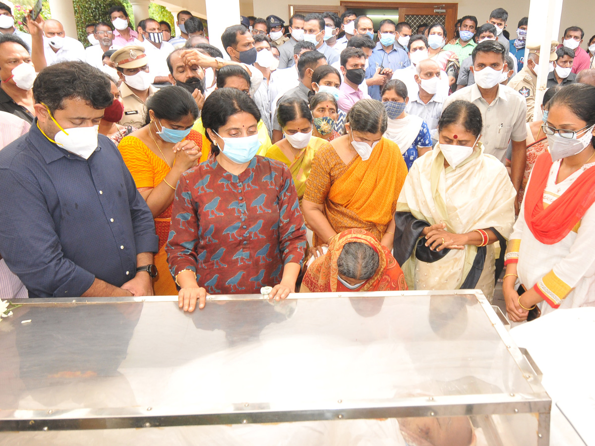 ఈసీ గంగిరెడ్డి అంత్యక్రియలు ఫొటోలు | AP CM YS Jagans Father In Law EC ...