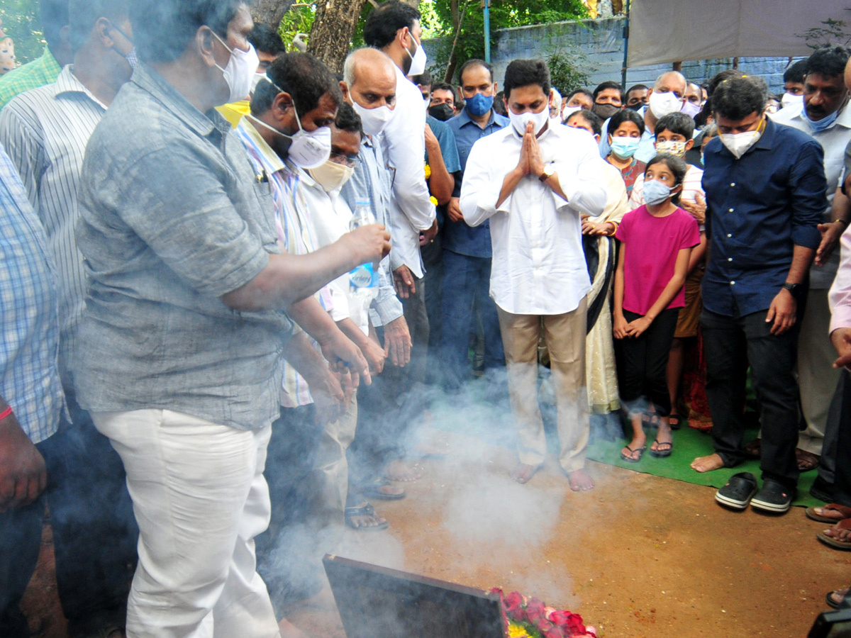 ఈసీ గంగిరెడ్డి అంత్యక్రియలు ఫొటోలు | AP CM YS Jagans Father In Law EC ...