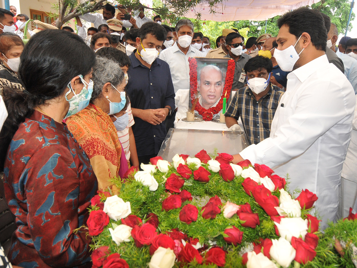 ఈసీ గంగిరెడ్డి అంత్యక్రియలు ఫొటోలు | AP CM YS Jagans Father In Law EC ...