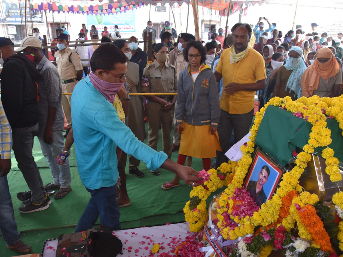 Army Jawan Ryada Mahesh Funeral Photo Gallery - Sakshi2