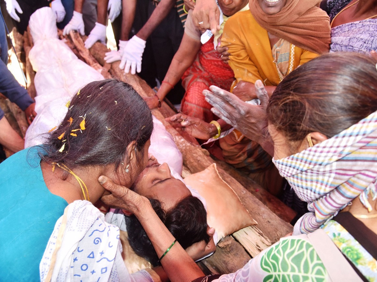 Army Jawan Ryada Mahesh Funeral Photo Gallery - Sakshi10