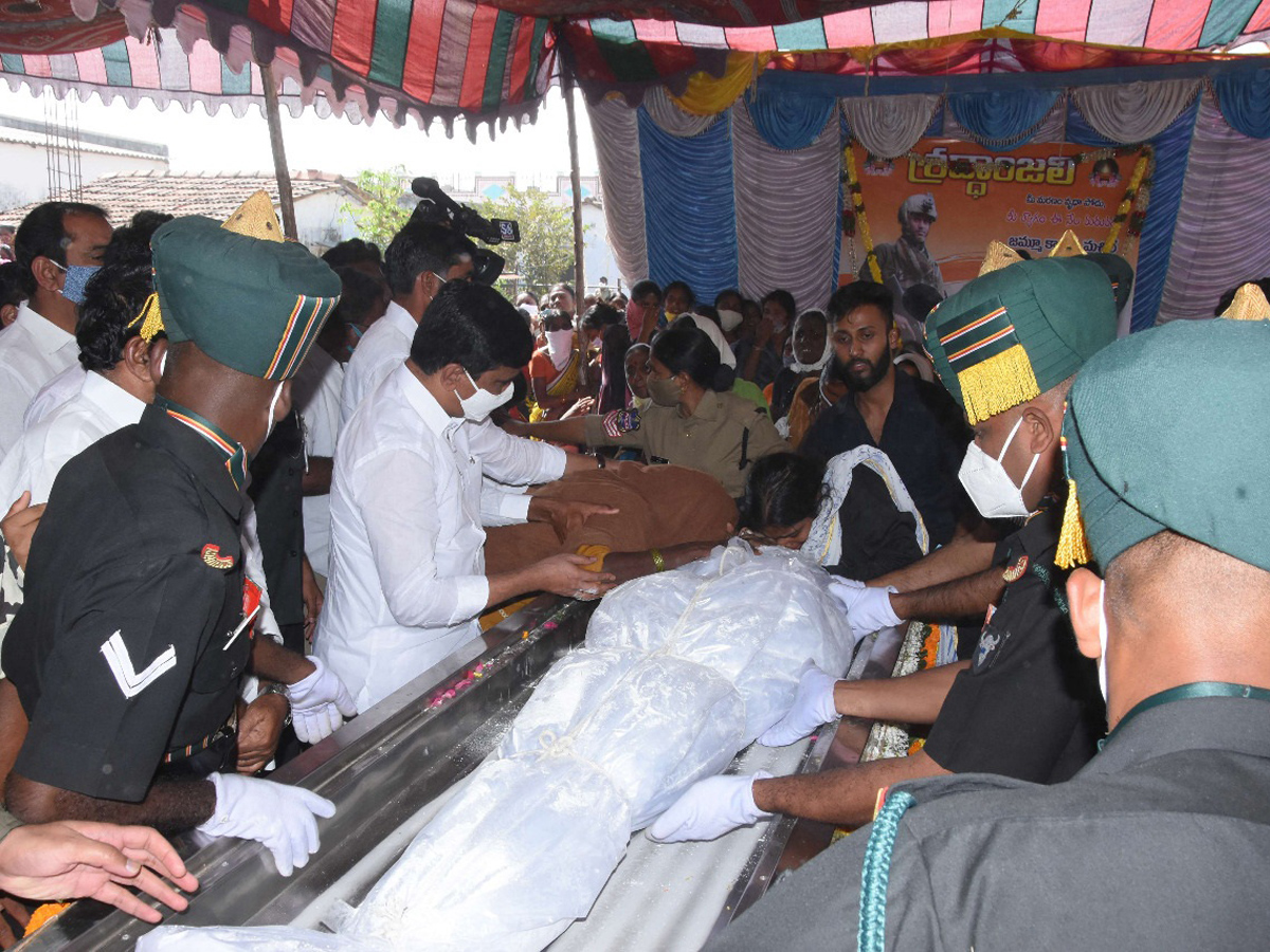 Army Jawan Ryada Mahesh Funeral Photo Gallery - Sakshi4