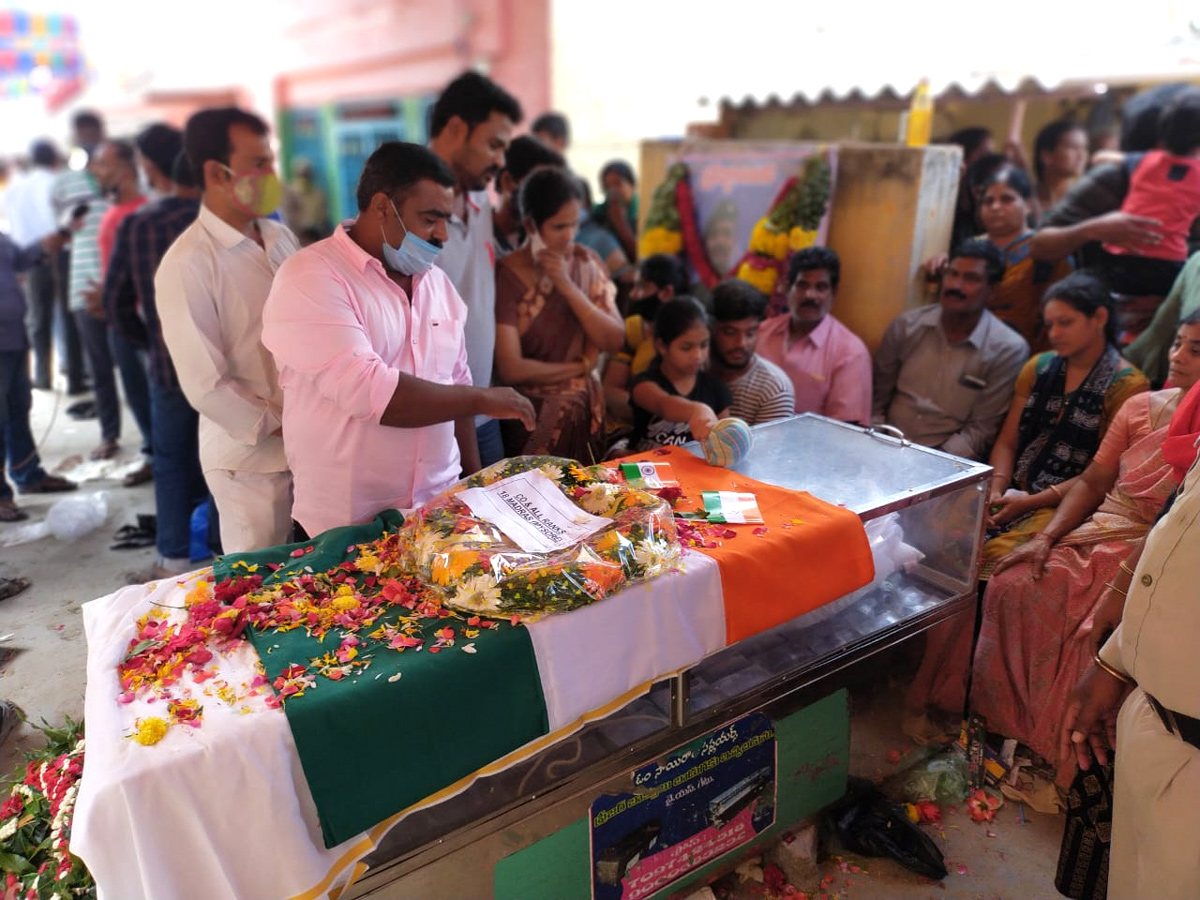 jawan praveen kumar reddy funerals today reddyvaripalli photo gallery - Sakshi1