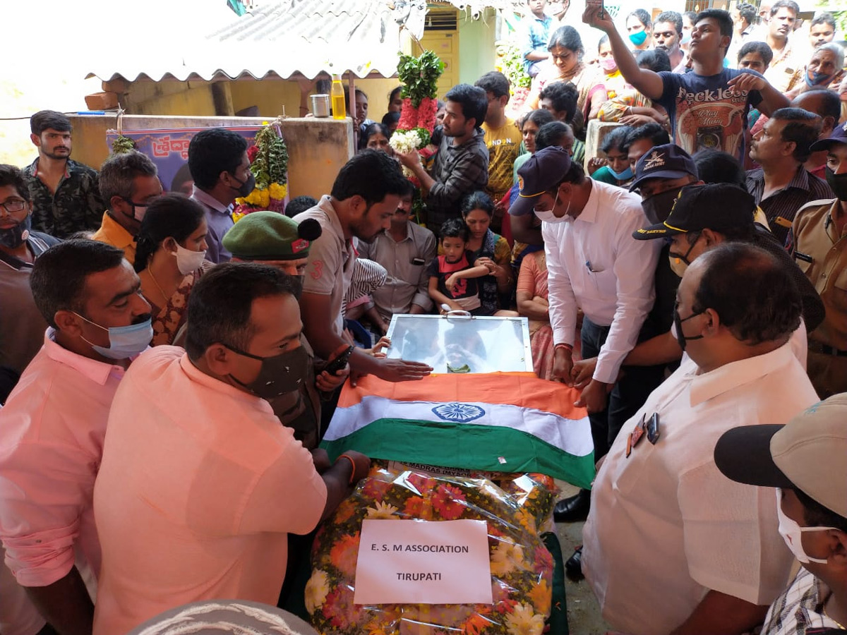 jawan praveen kumar reddy funerals today reddyvaripalli photo gallery - Sakshi12