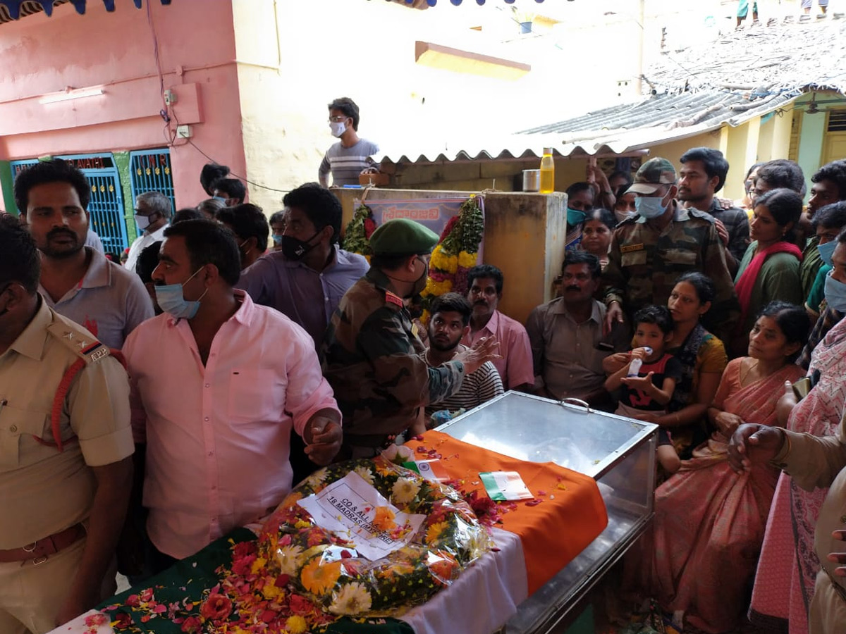 jawan praveen kumar reddy funerals today reddyvaripalli photo gallery - Sakshi13
