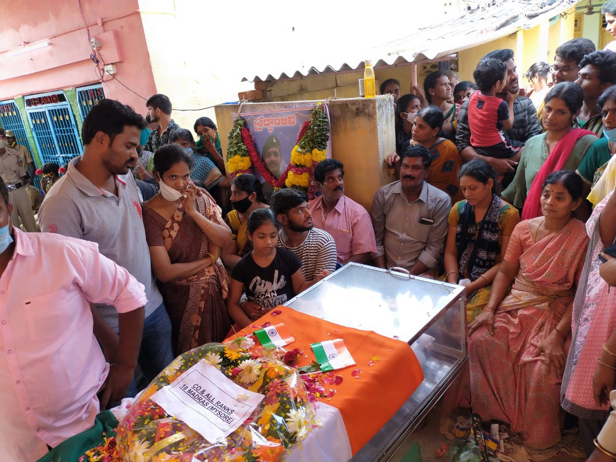 jawan praveen kumar reddy funerals today reddyvaripalli photo gallery - Sakshi2