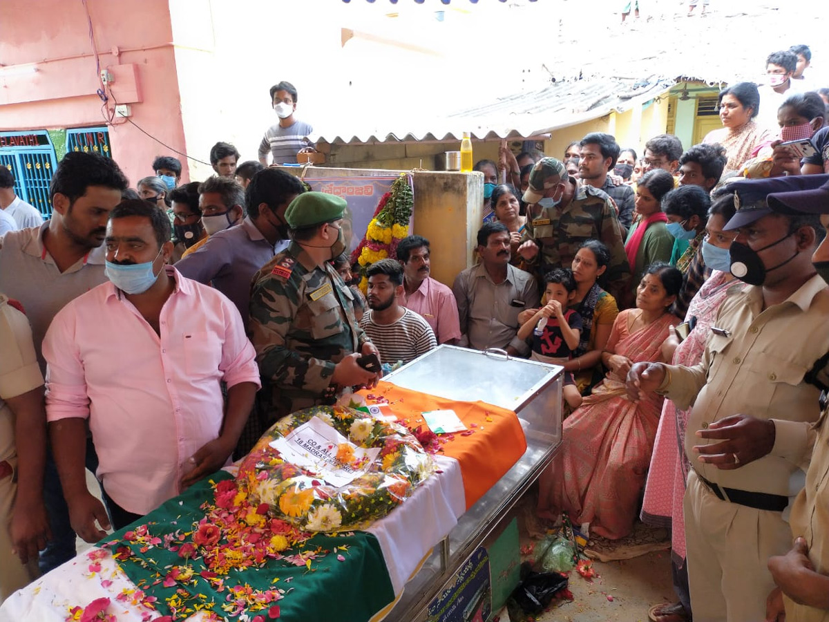 jawan praveen kumar reddy funerals today reddyvaripalli photo gallery - Sakshi4