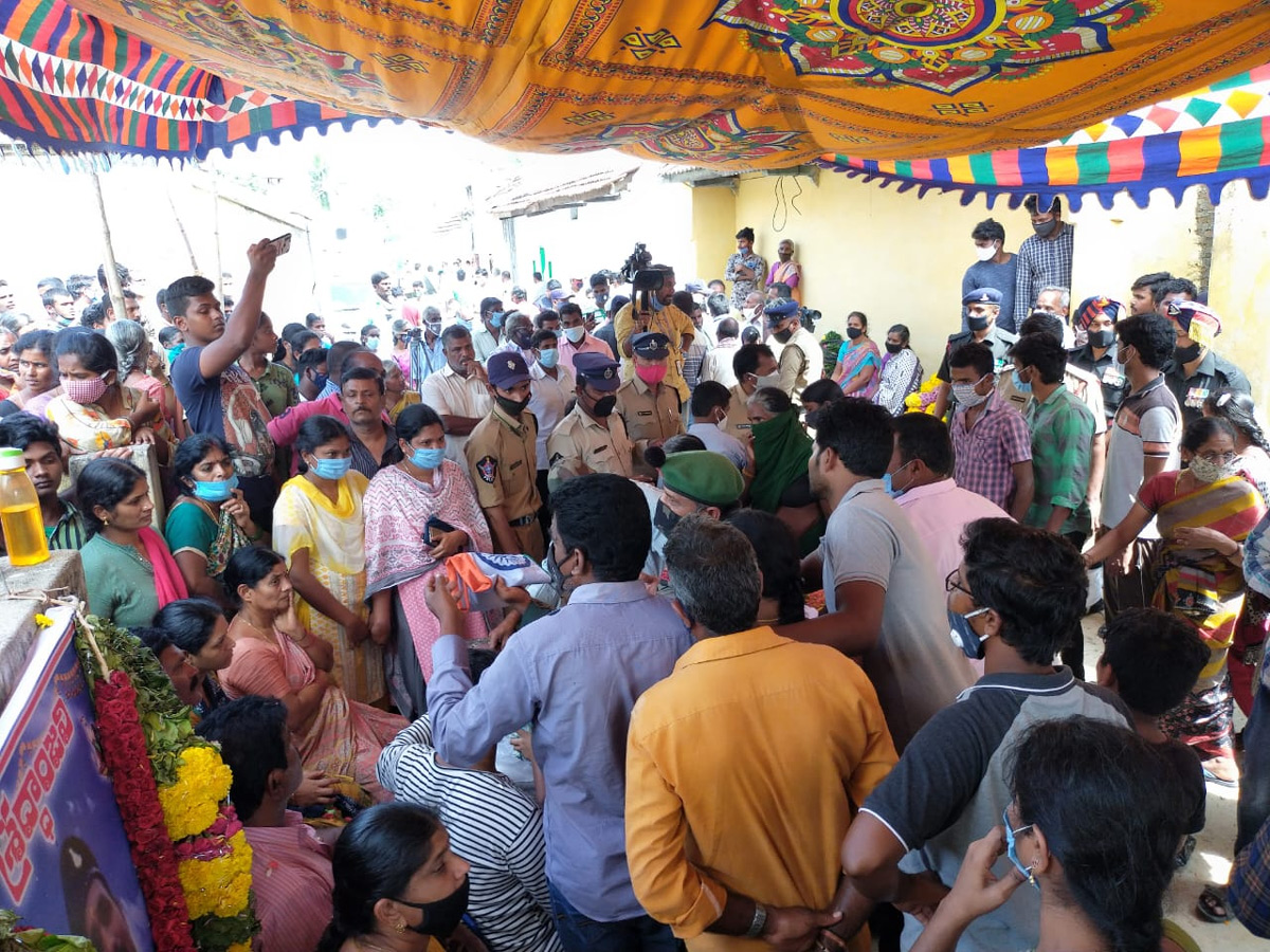 jawan praveen kumar reddy funerals today reddyvaripalli photo gallery - Sakshi5