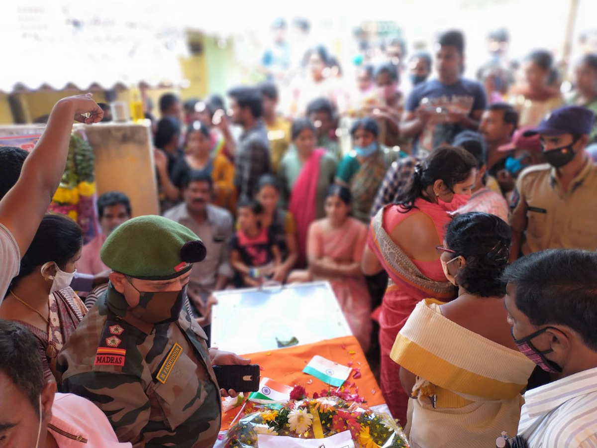 jawan praveen kumar reddy funerals today reddyvaripalli photo gallery - Sakshi7