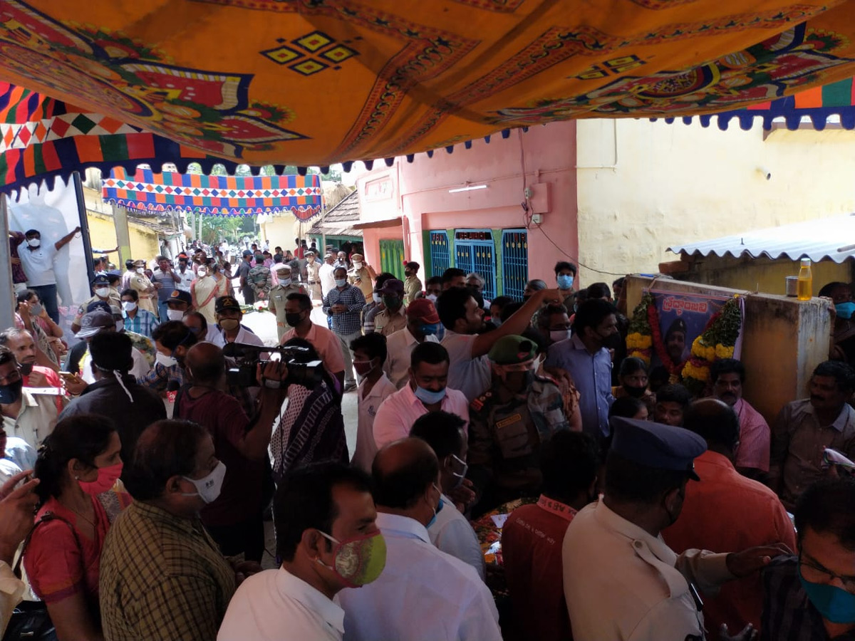 jawan praveen kumar reddy funerals today reddyvaripalli photo gallery - Sakshi8
