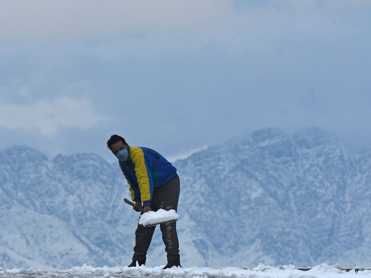 Heavy Snowfall In Jammu Kashmir Photo Gallery - Sakshi6