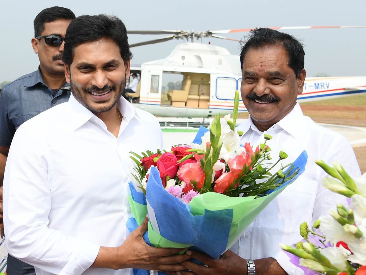 CM YS Jagan Mohan Reddy Starts Illa Pattalu Scheme Photo Gallery - Sakshi18