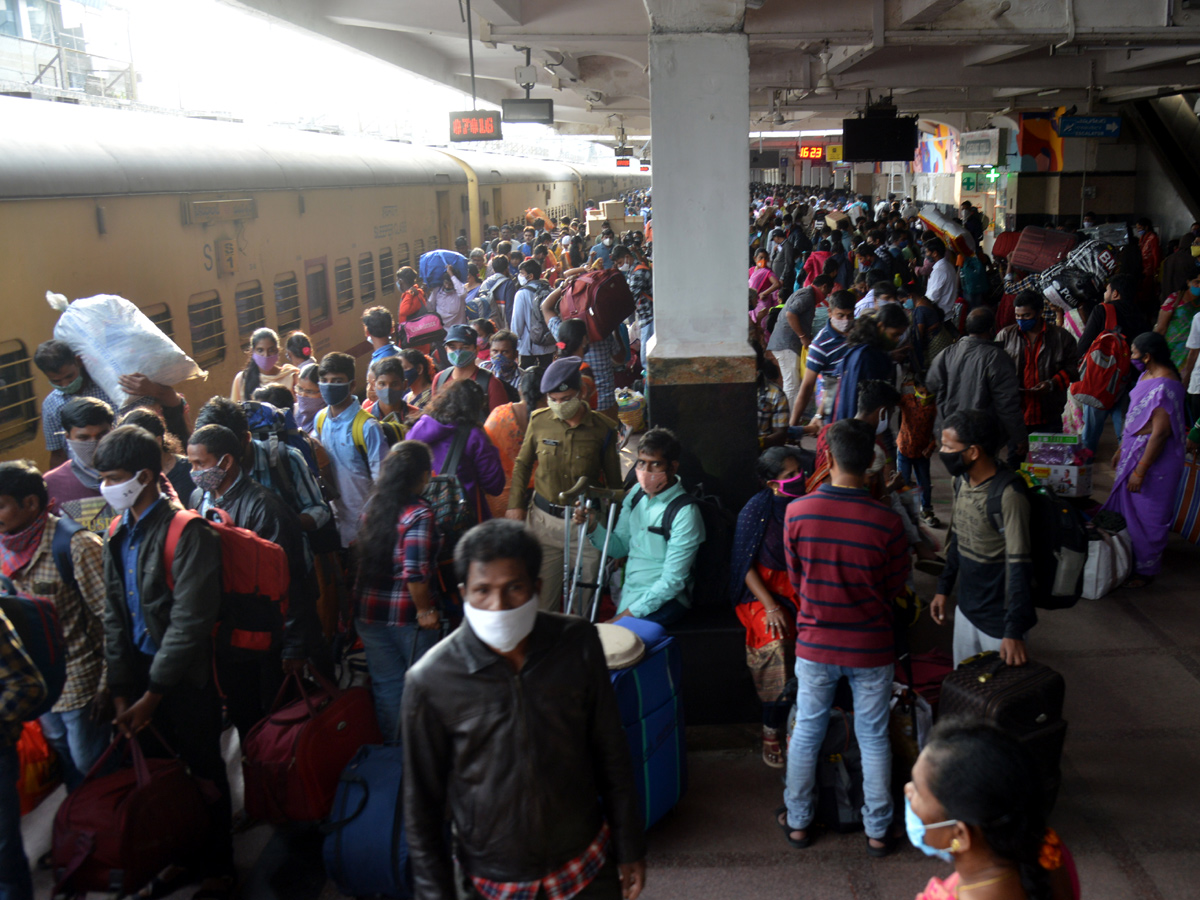 Huge Rush At Bus Stands Due To Sankranti Festival - Sakshi17