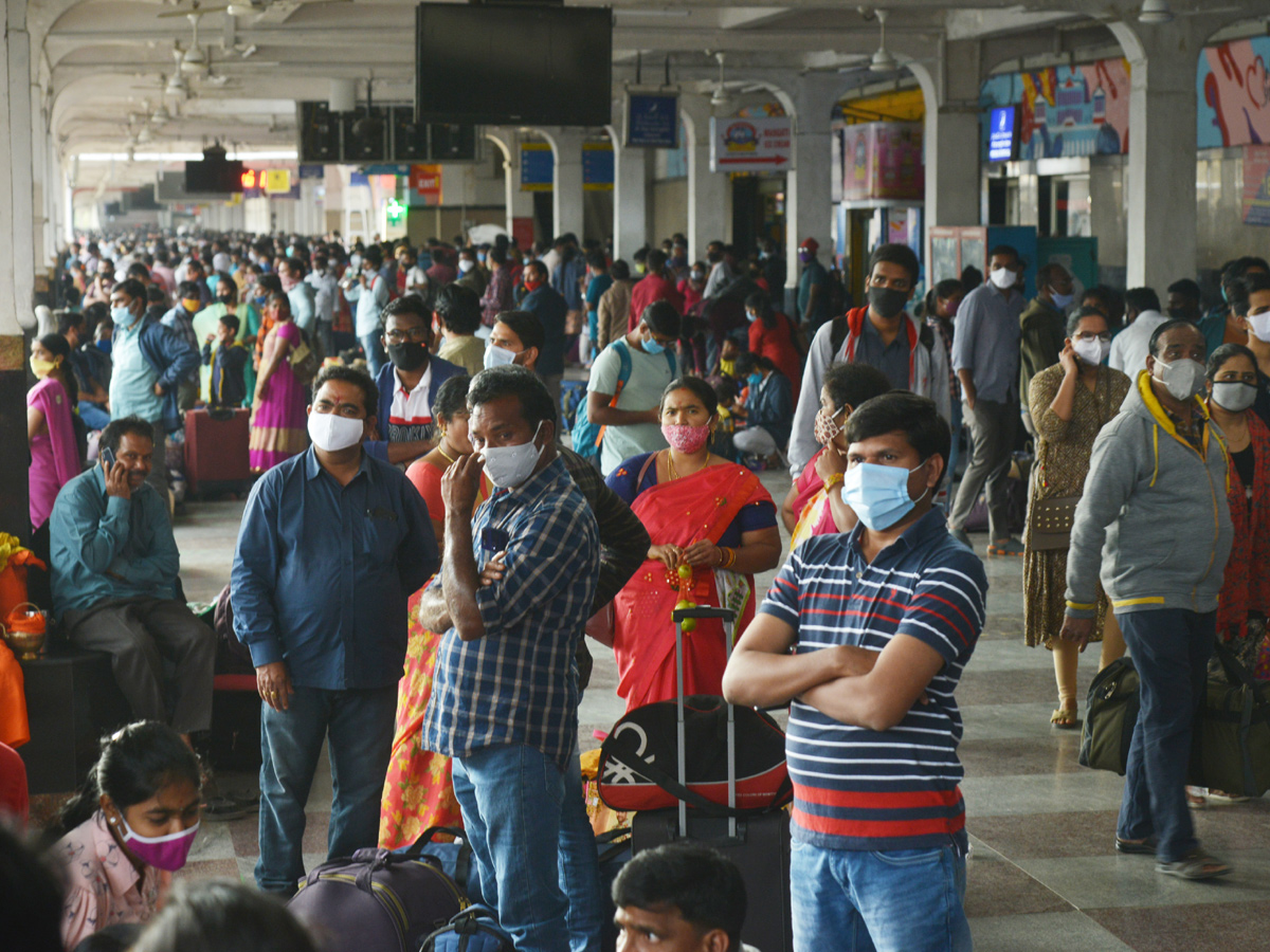 Huge Rush At Bus Stands Due To Sankranti Festival - Sakshi2
