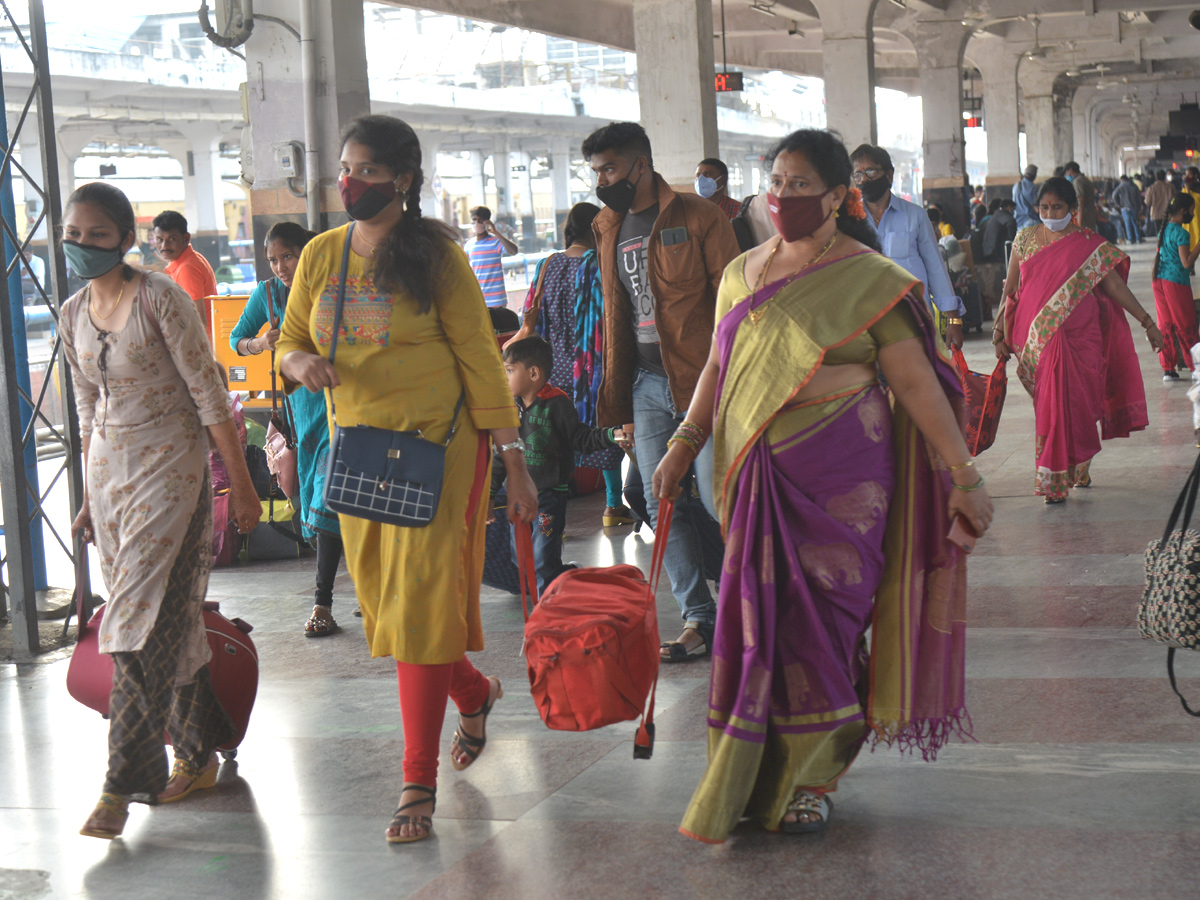 Huge Rush At Bus Stands Due To Sankranti Festival - Sakshi3