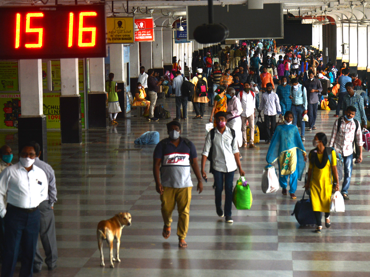Huge Rush At Bus Stands Due To Sankranti Festival - Sakshi9