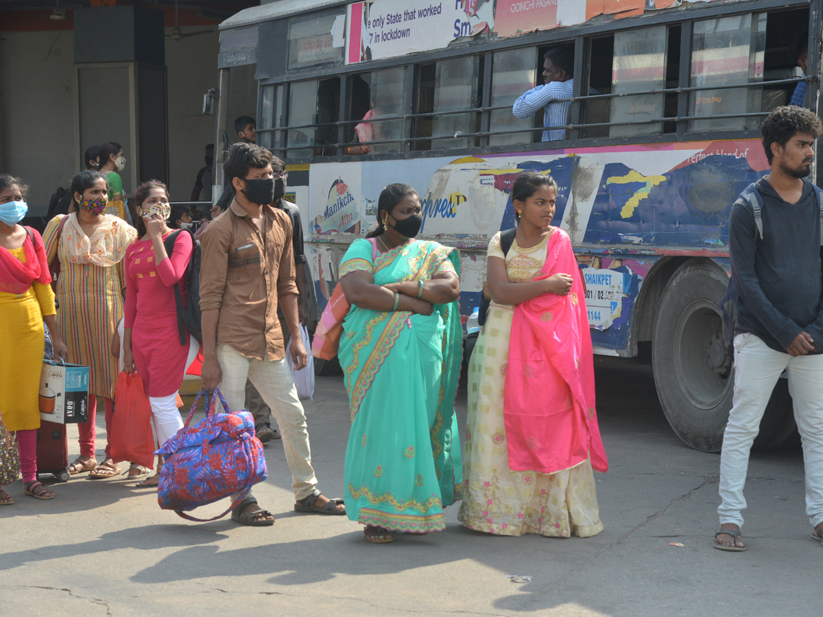 Huge Rush At Bus Stands Due To Sankranti Festival - Sakshi13