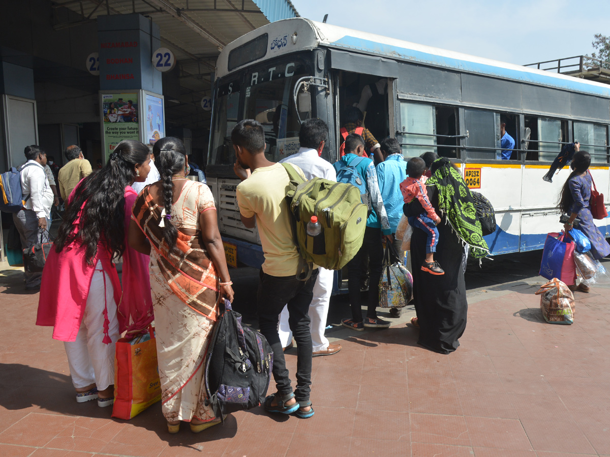 Huge Rush At Bus Stands Due To Sankranti Festival - Sakshi16